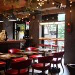 魚祭ウォスティバル西新宿店の店内全景（テーブル席エリア）