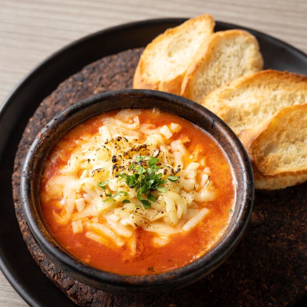 真蛸のトマトソースとのびるチーズの生ピザ