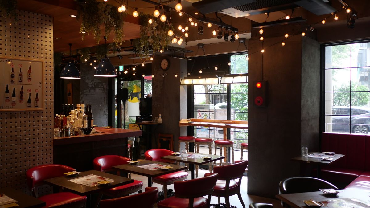 魚祭ウォスティバル西新宿店の店内全景(テーブル席エリア)