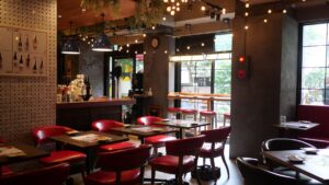 魚祭ウォスティバル西新宿店の店内全景（テーブル席エリア）