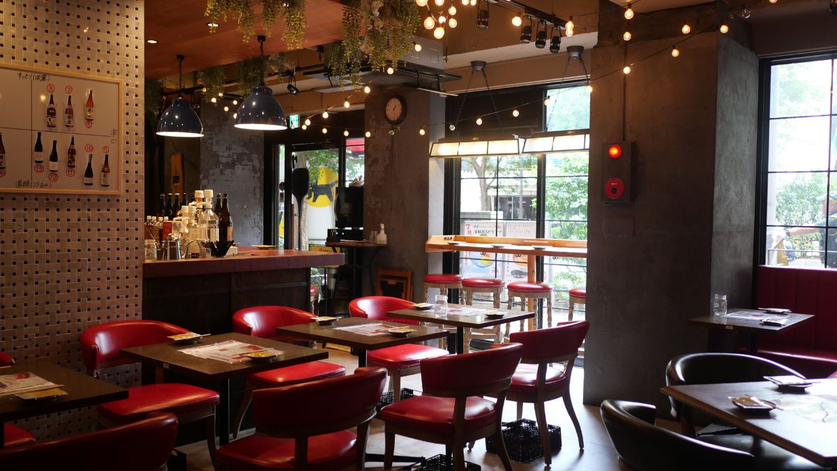 魚祭ウォスティバル西新宿店の店内全景(テーブル席エリア)