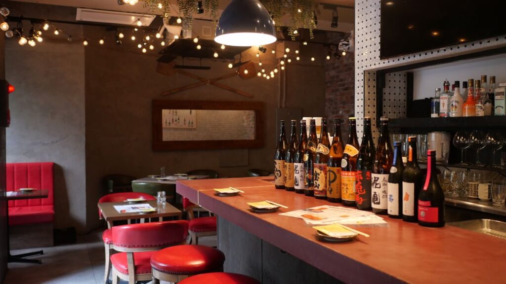 魚祭ウォスティバル西新宿店の店内全景(カウンター席付近)