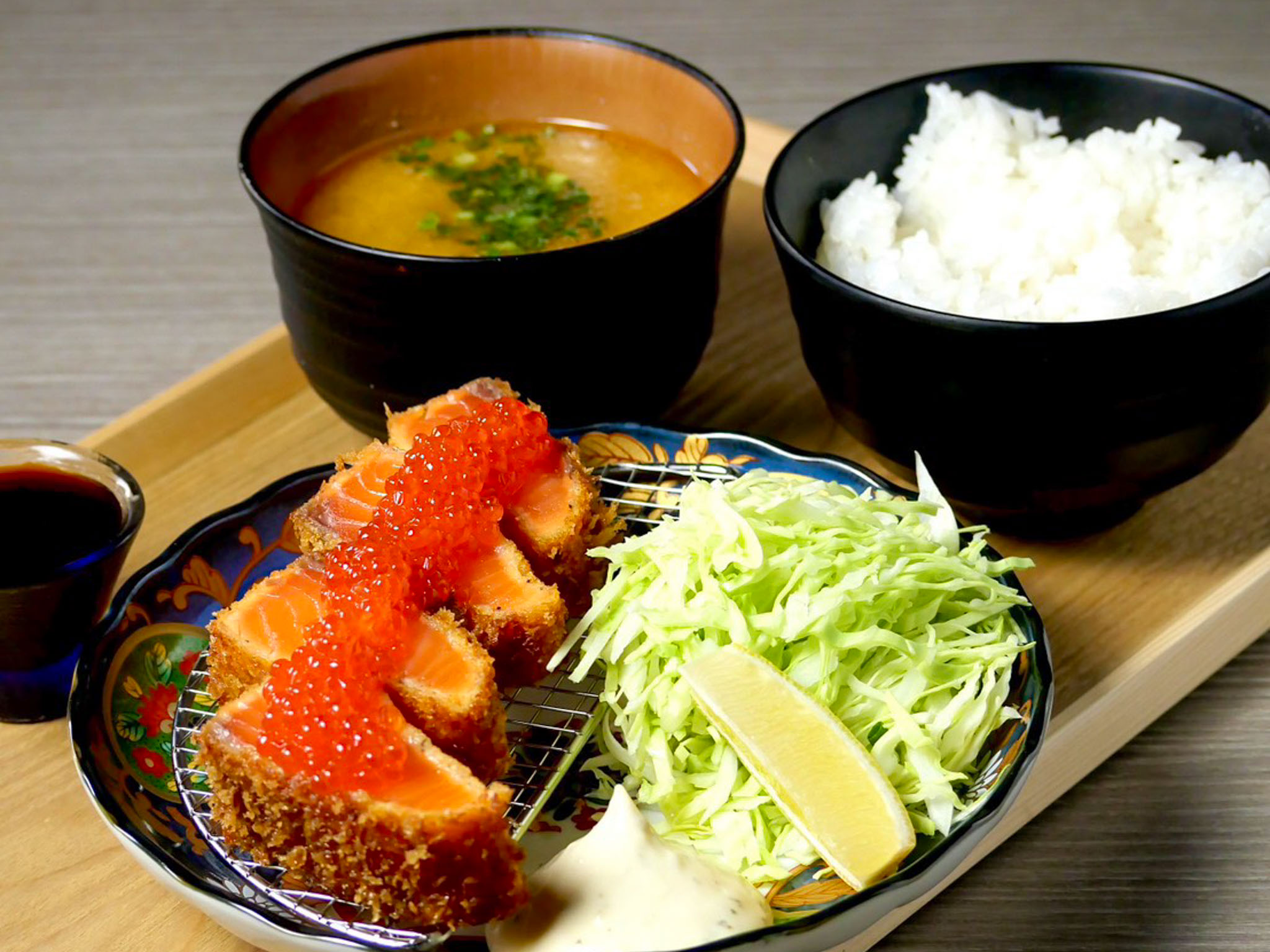 【新ランチメニュー】当店一番人気「サーモンレアカツ」が定食で登場！
