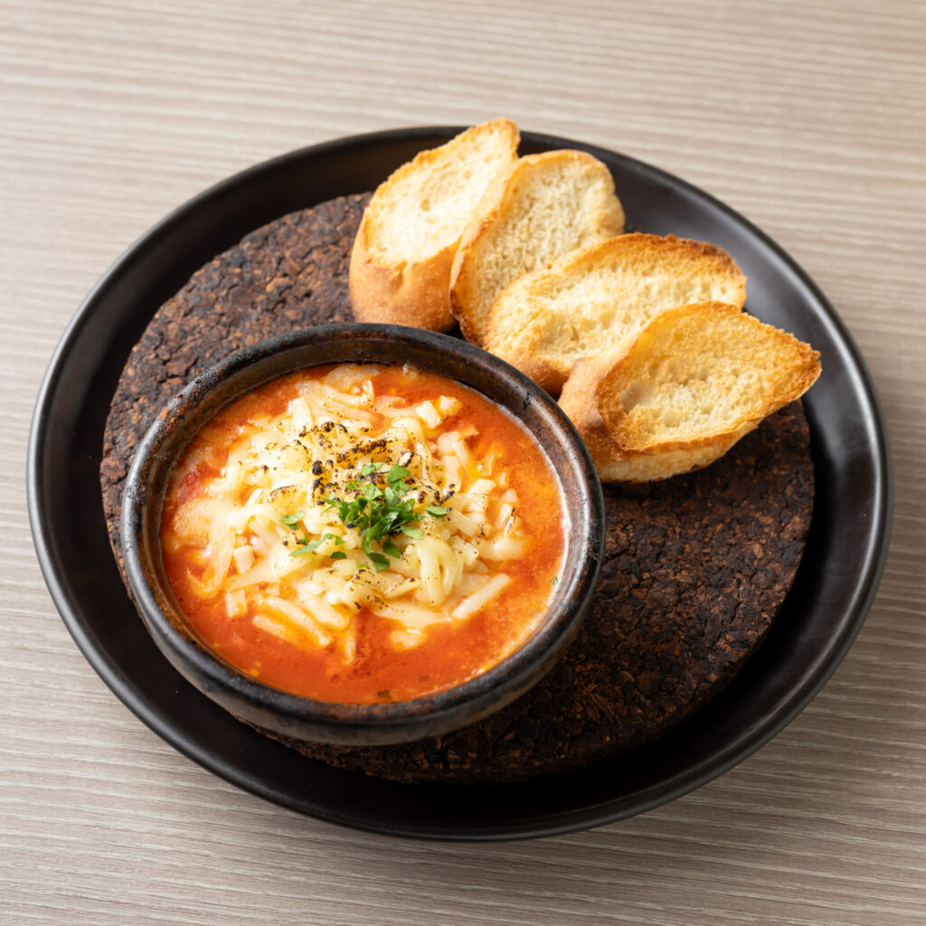 真蛸のトマトソースとのびるチーズの生ピザ