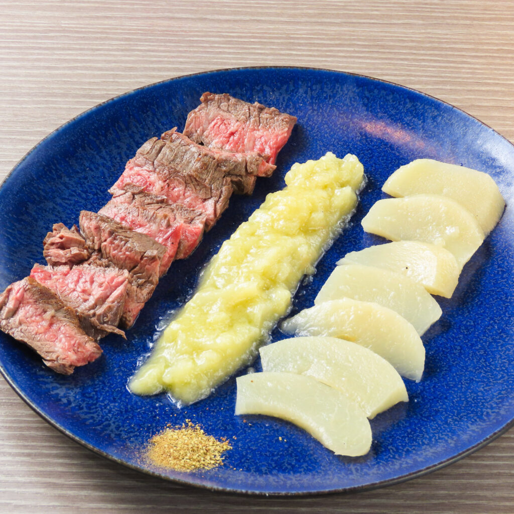 牛ハラミステーキ 桃と山椒のソース
