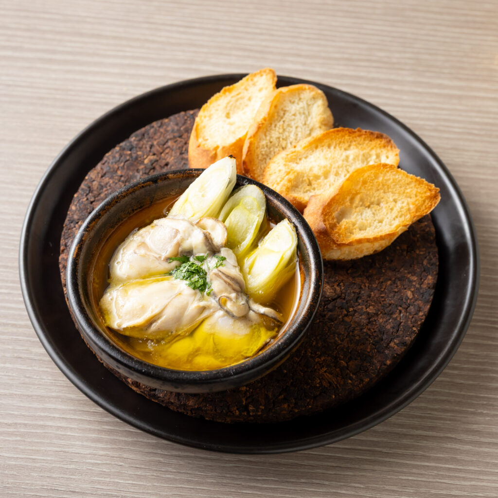 広島県産のぷりぷり牡蠣と白ネギのアヒージョ