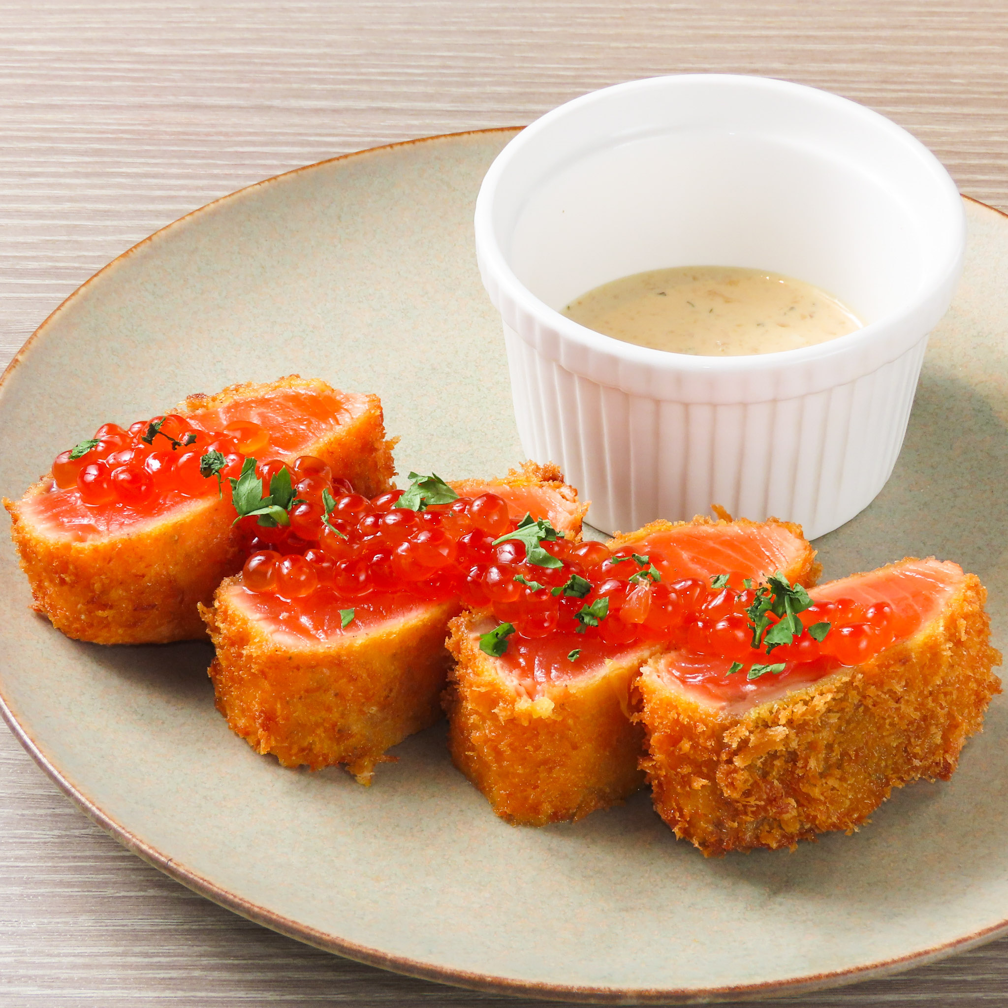 いくらたっぷりがけ サーモンレアカツ 〜レモンタルタル添え〜