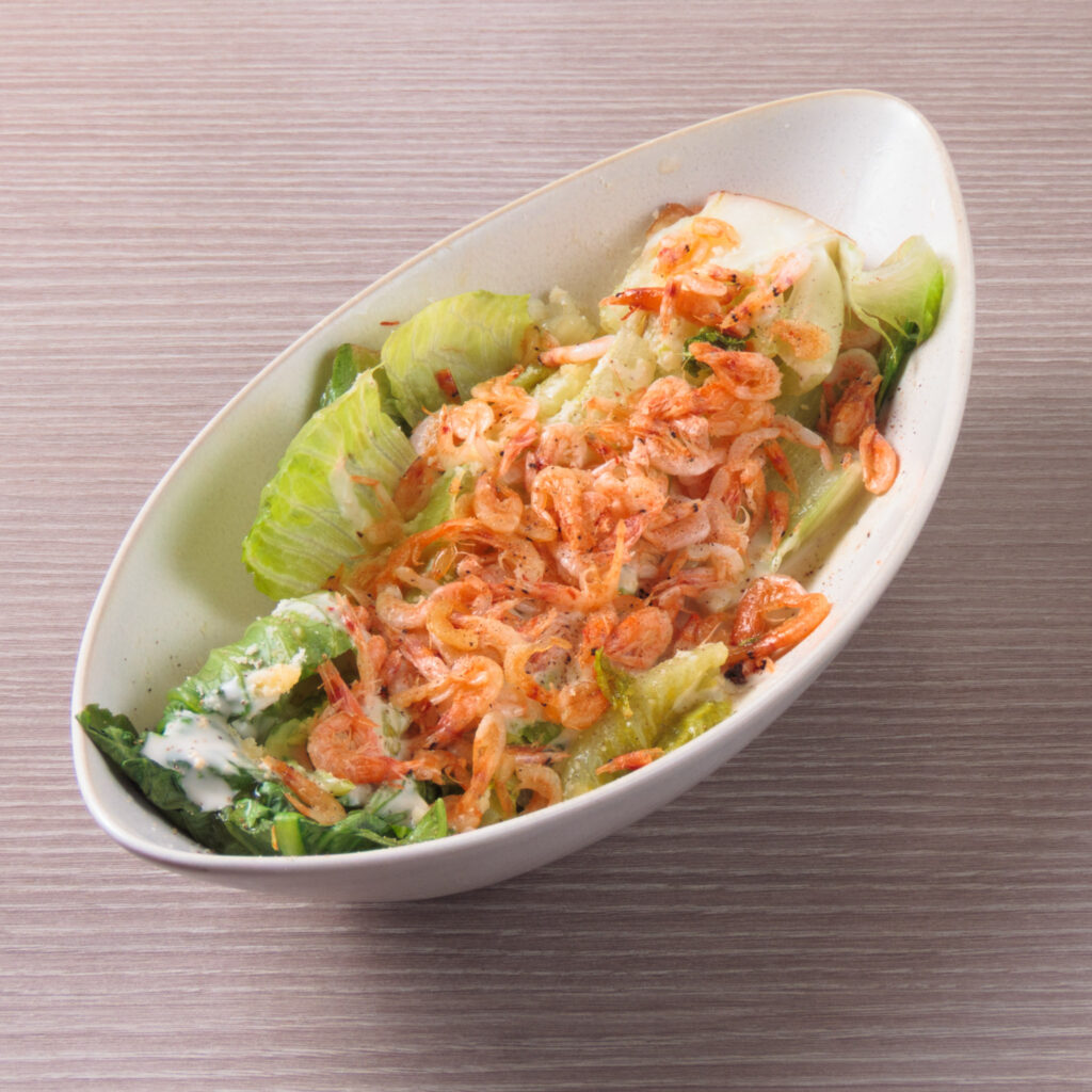 旬の桜エビがたっぷりのったロメインレタスのシーザーサラダ