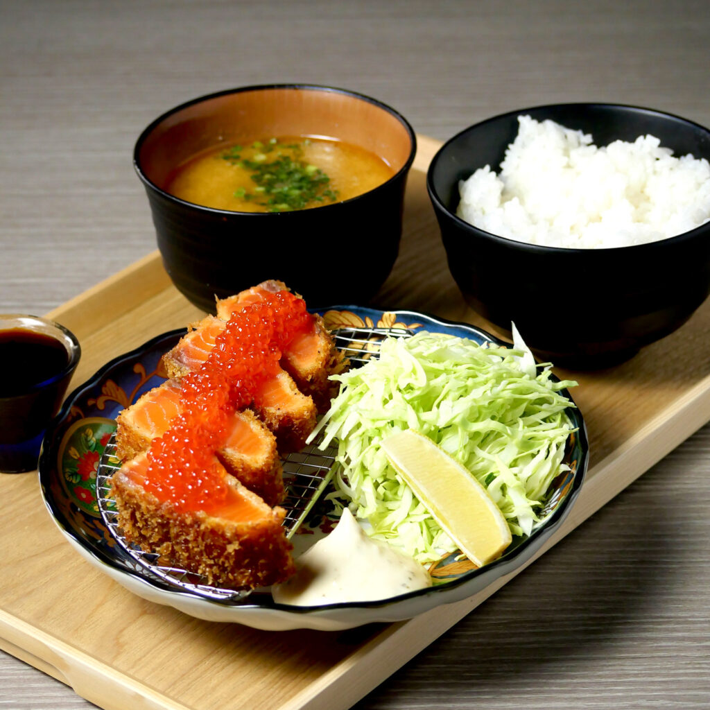 サーモンレアカツ定食