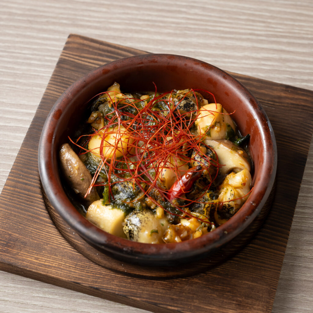 つぶ貝とあおさのバターガーリック炒め